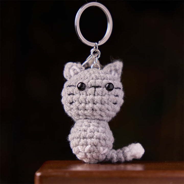 Buddha Stones 手編みかぎ針編みライトグレーのかわいい猫のチャームギフトキーホルダー - image 4