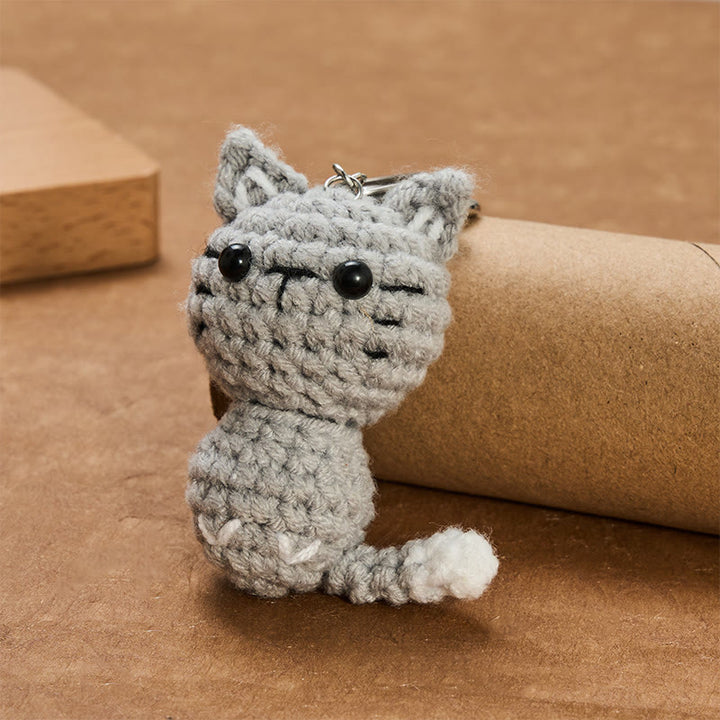 Buddha Stones 手編みかぎ針編みライトグレーのかわいい猫のチャームギフトキーホルダー - image 2