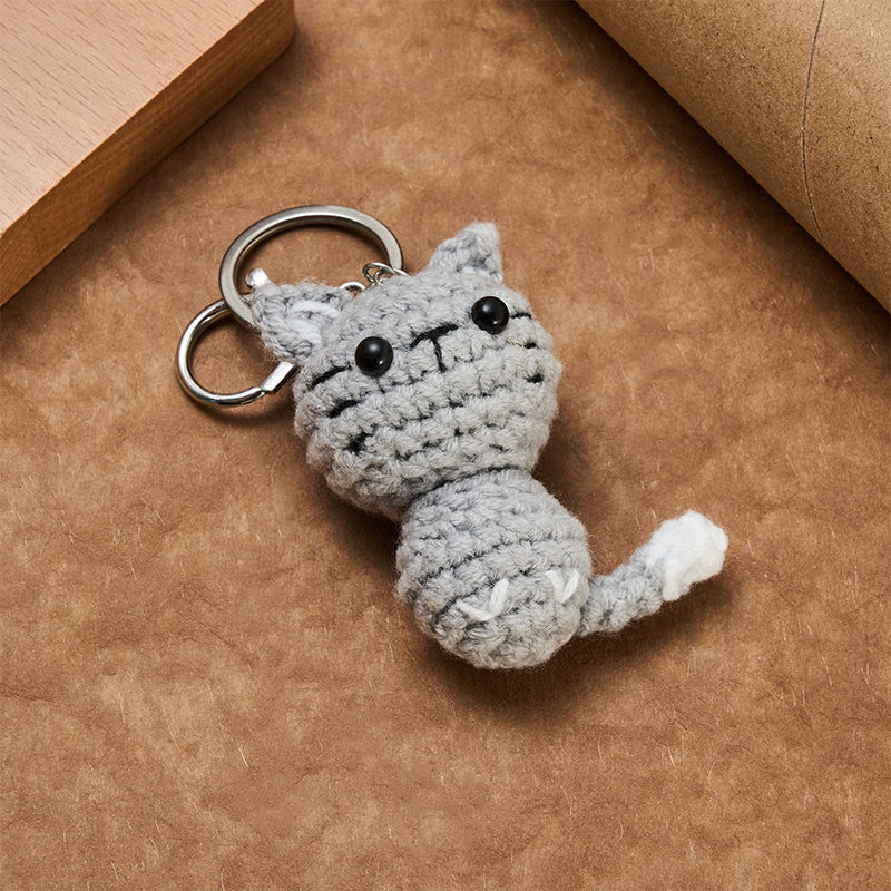 Buddha Stones 手編みかぎ針編みライトグレーのかわいい猫のチャームギフトキーホルダー - image 3