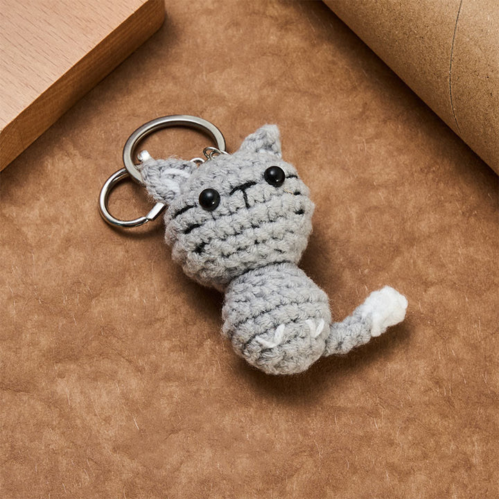 Buddha Stones 手編みかぎ針編みライトグレーのかわいい猫のチャームギフトキーホルダー - image 3
