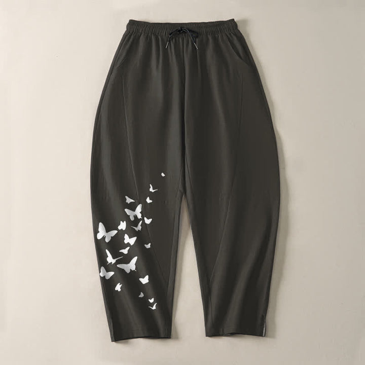 Buddha Stones 純綿製、白地に蝶の模様があしらわれたドローストリング付きメンズテーパードパンツ（ポケット付き） - image 2
