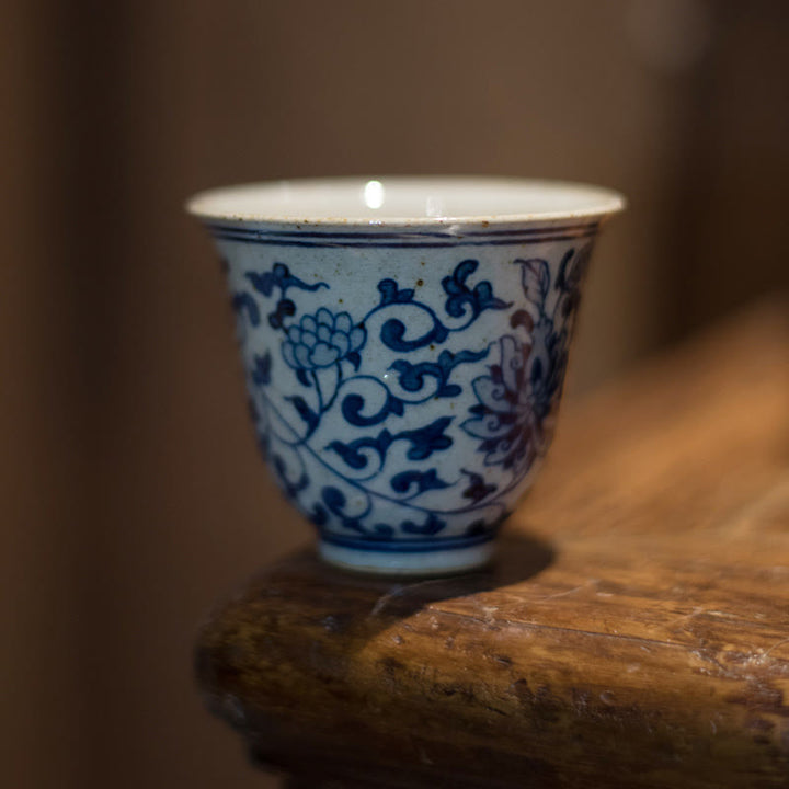 Buddha Stonesの青と白の磁器の手描きの蓮の花の陶器のティーカップカンフーティーカップ