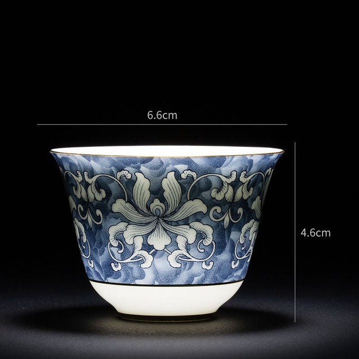 Buddha Stones、カラフルな花、蘭、海の波、青と白の磁器のティーカップ、カンフーティーカップ