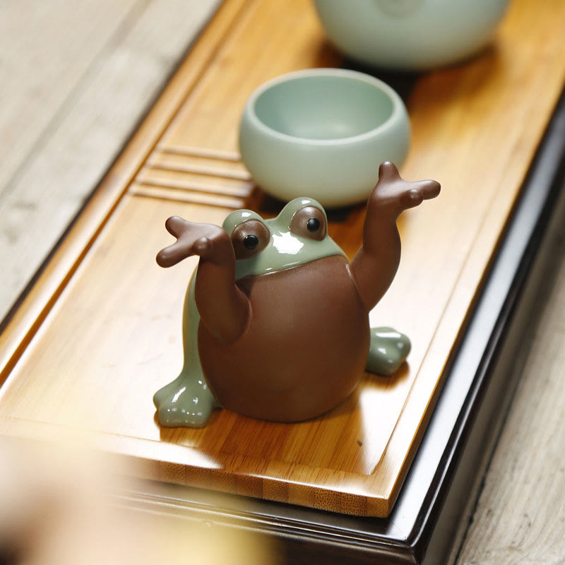 Buddha Stones風水 富と幸運 かわいいカエル 陶器 ティーペット 置物 装飾 - カエルの腕を上げました 10.5×8.8cm - image 0