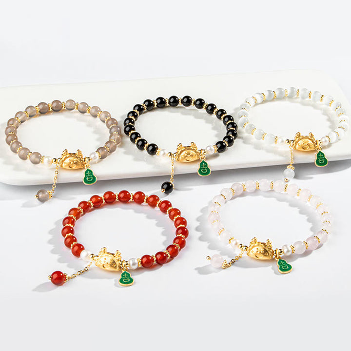 Buddha Stonesの年を表す天然石、赤瑪瑙、ピンククリスタル、黒オニキス、団子型の幸運のキャラクターブレスレット