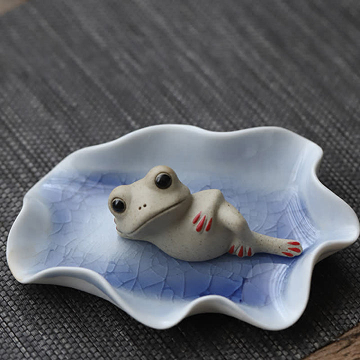 瞑想する陶器の小さなカエルの像の装飾