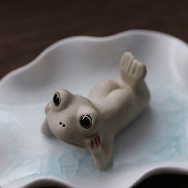 瞑想する陶器の小さなカエルの像の装飾