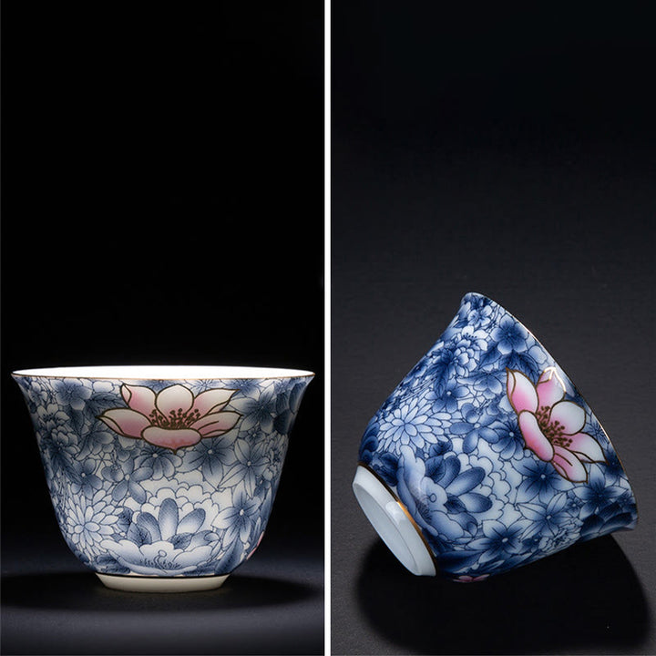 Buddha Stones、カラフルな花、蘭、海の波、青と白の磁器のティーカップ、カンフーティーカップ