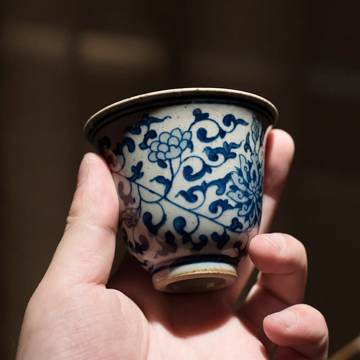 Buddha Stonesの青と白の磁器の手描きの蓮の花の陶器のティーカップカンフーティーカップ