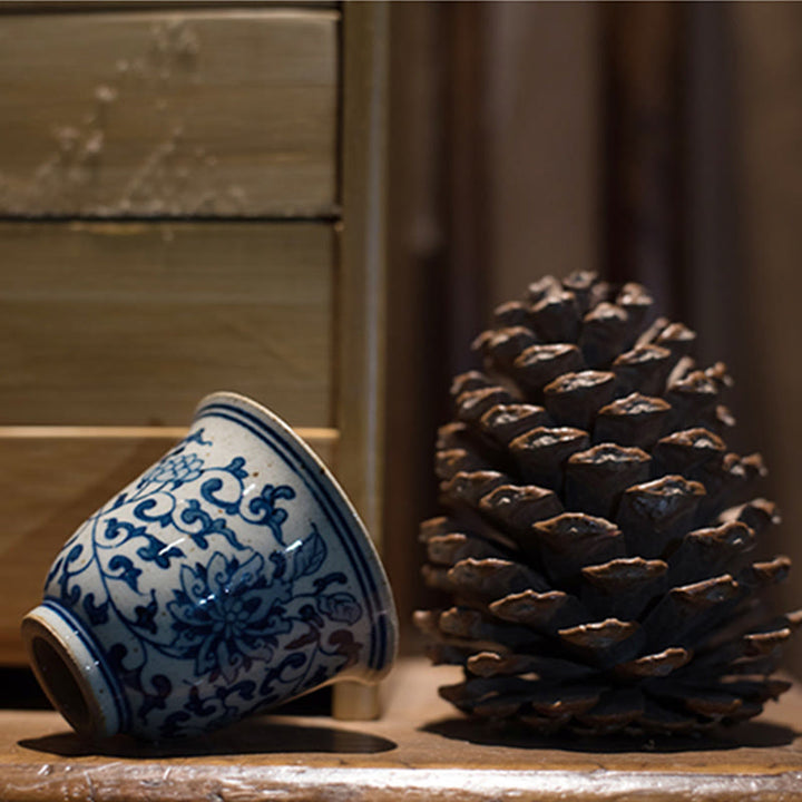 Buddha Stonesの青と白の磁器の手描きの蓮の花の陶器のティーカップカンフーティーカップ
