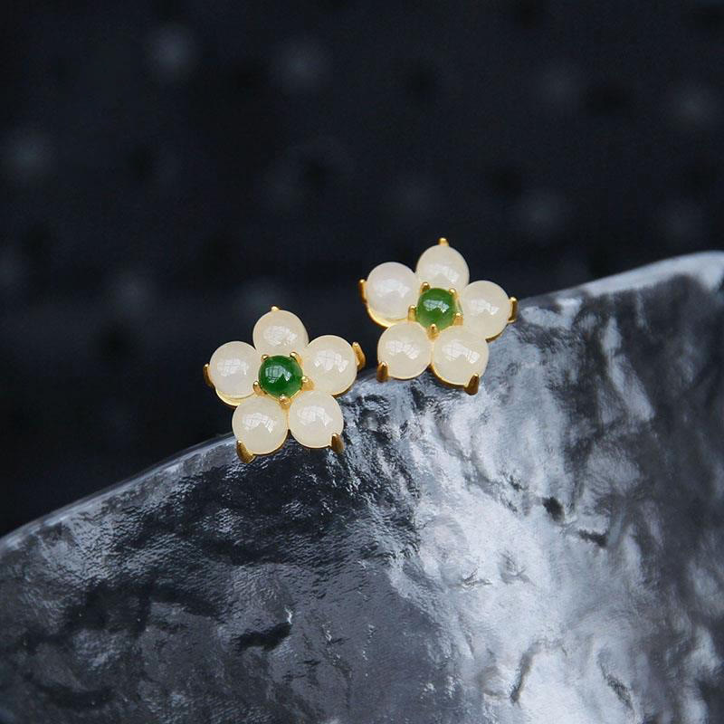 Buddha Stones 白翡翠の花モチーフ 幸運を呼ぶ祝福のスタッドピアス