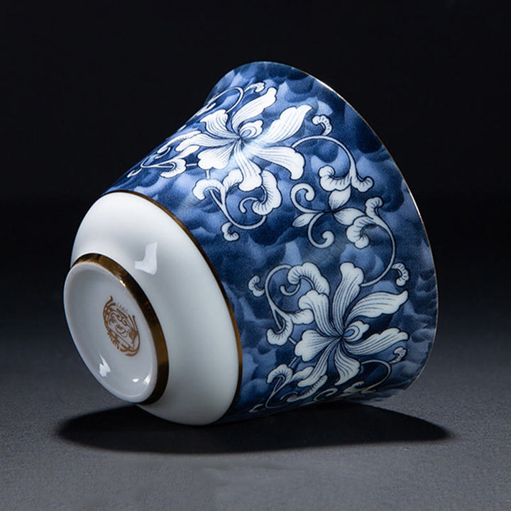 Buddha Stones、カラフルな花、蘭、海の波、青と白の磁器のティーカップ、カンフーティーカップ