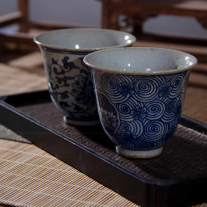 Buddha Stonesの青と白の磁器の手描きの蓮の花の陶器のティーカップカンフーティーカップ