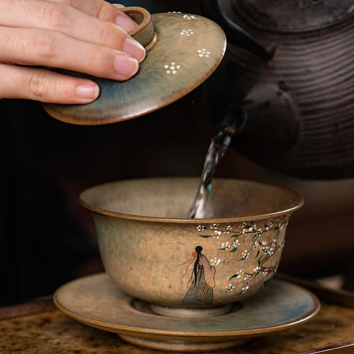 景徳鎮の手描きのルBuddha Stones磁器漢服少女の花の陶器蓋碗三彩ティーカップカンフーティーカップとソーサー蓋付き