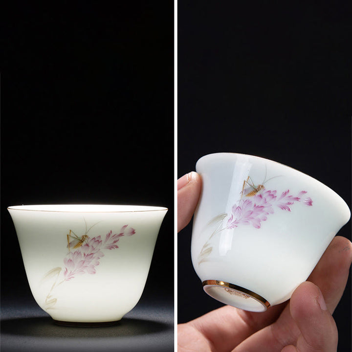Buddha Stones、カラフルな花、蘭、海の波、青と白の磁器のティーカップ、カンフーティーカップ