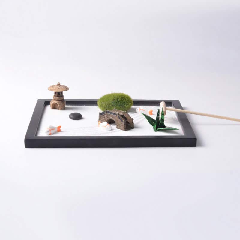 Buddha Stones、鯉、小さな橋、草の風景、平和瞑想、禅庭の装飾