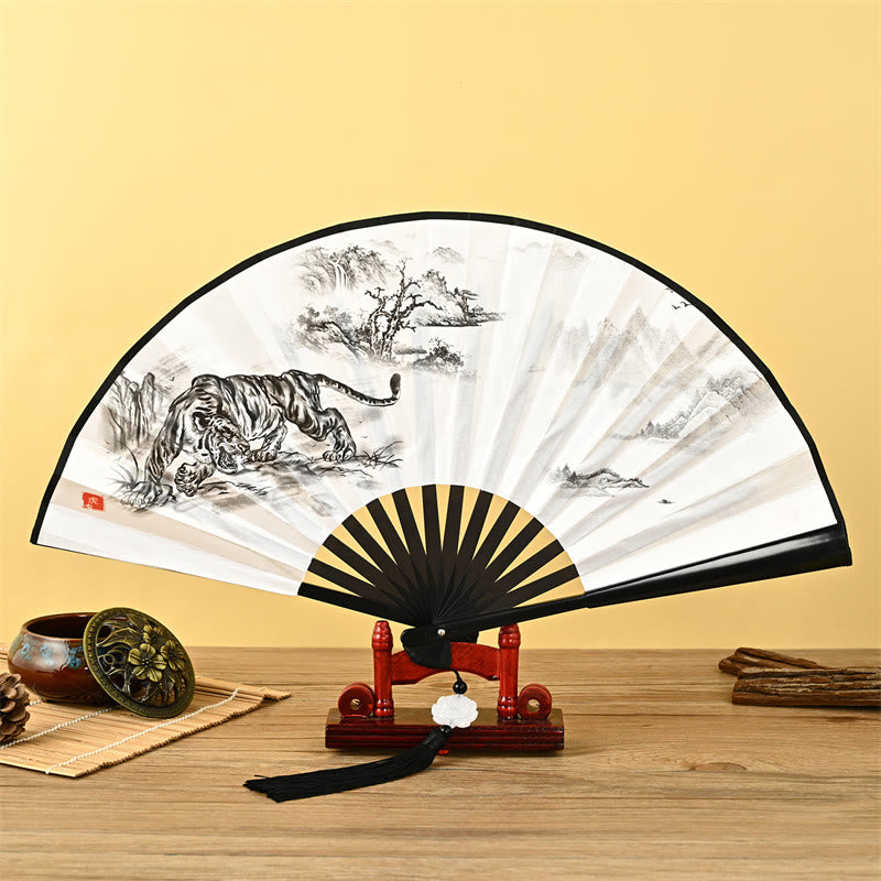 Buddha Stonesヴィンテージ 鳳凰 九尾狐 花 竹 虎 手持ち扇子 蓮 タッセル扇子 - 虎と山 - image 12