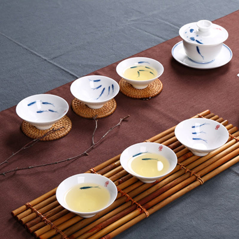 Buddha Stonesの青白磁の鯉の陶器ティーカップ、カンフーティーカップ