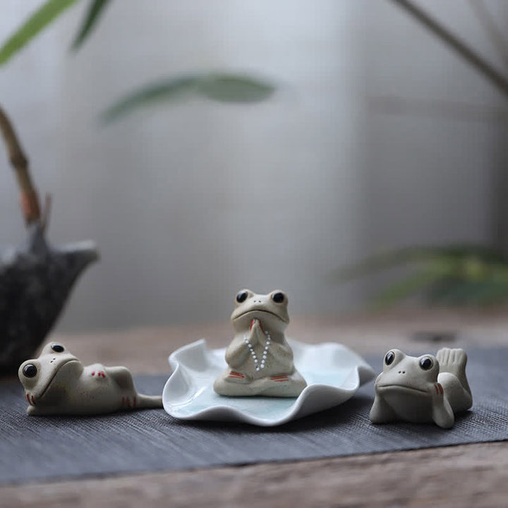 瞑想する陶器の小さなカエルの像の装飾