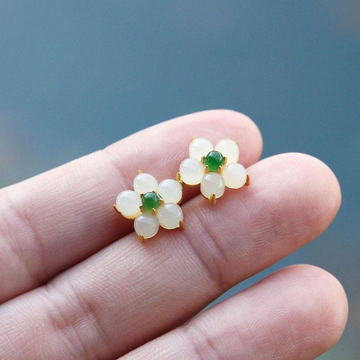 Buddha Stones 白翡翠の花モチーフ 幸運を呼ぶ祝福のスタッドピアス