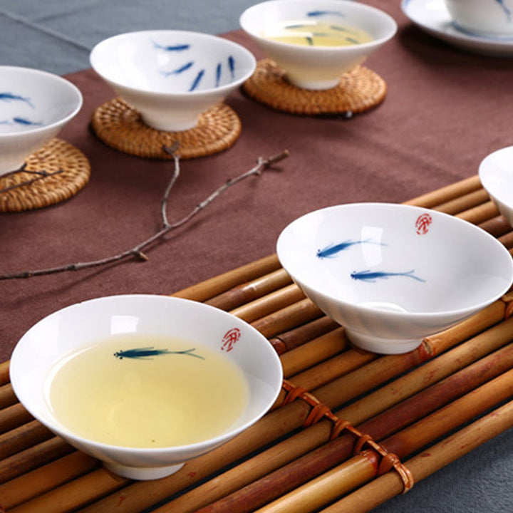 Buddha Stonesの青白磁の鯉の陶器ティーカップ、カンフーティーカップ