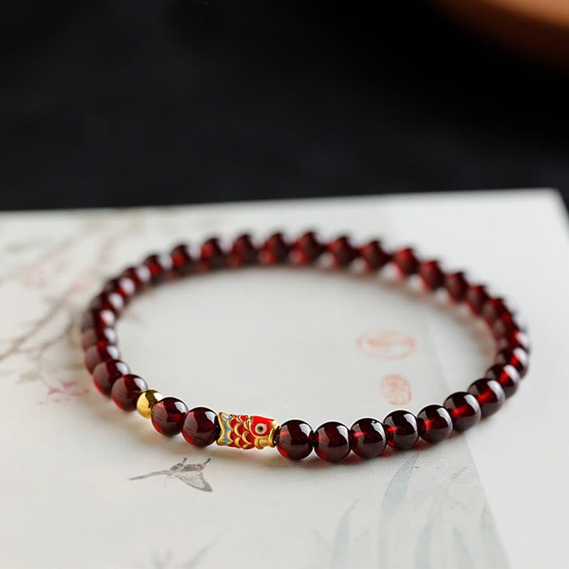 Buddha Stones999ゴールド 鯉 天然ガーネット守護ブレスレット - 5mmガーネット＆ゴールド鯉 - 17cm - image 1