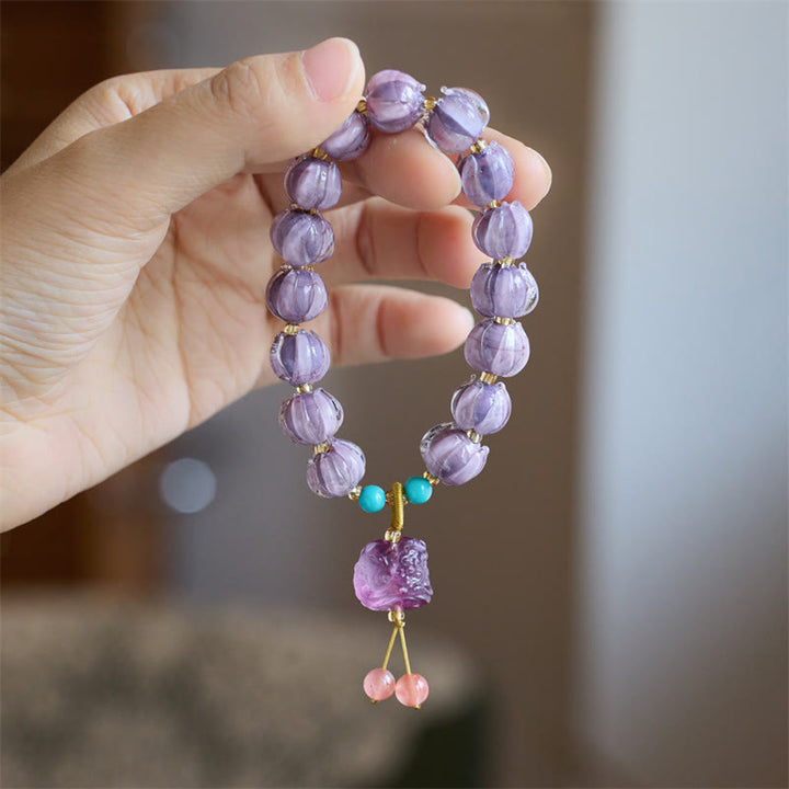 Buddha Stones琉璃ガラスビーズ 蓮の花模様 蛍石 アイボリー フルーツダンシングライオンチャーム 悟りのブレスレット