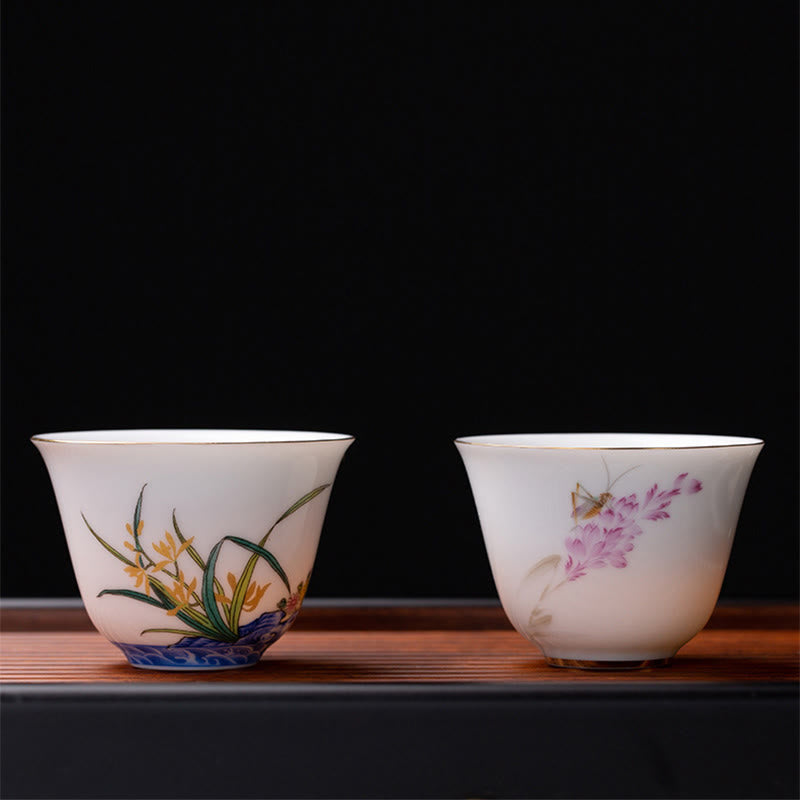Buddha Stones、カラフルな花、蘭、海の波、青と白の磁器のティーカップ、カンフーティーカップ
