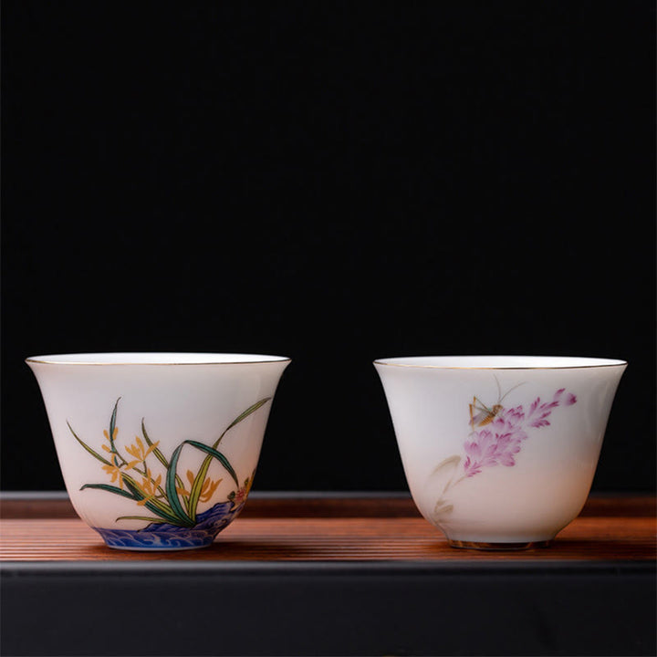 Buddha Stones、カラフルな花、蘭、海の波、青と白の磁器のティーカップ、カンフーティーカップ