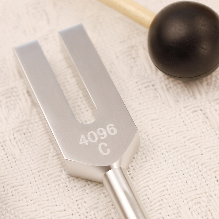 チャクラヒーリング用、ハンマー付きアルミニウム合金製クリスタル音叉（4096Hz） - image 5